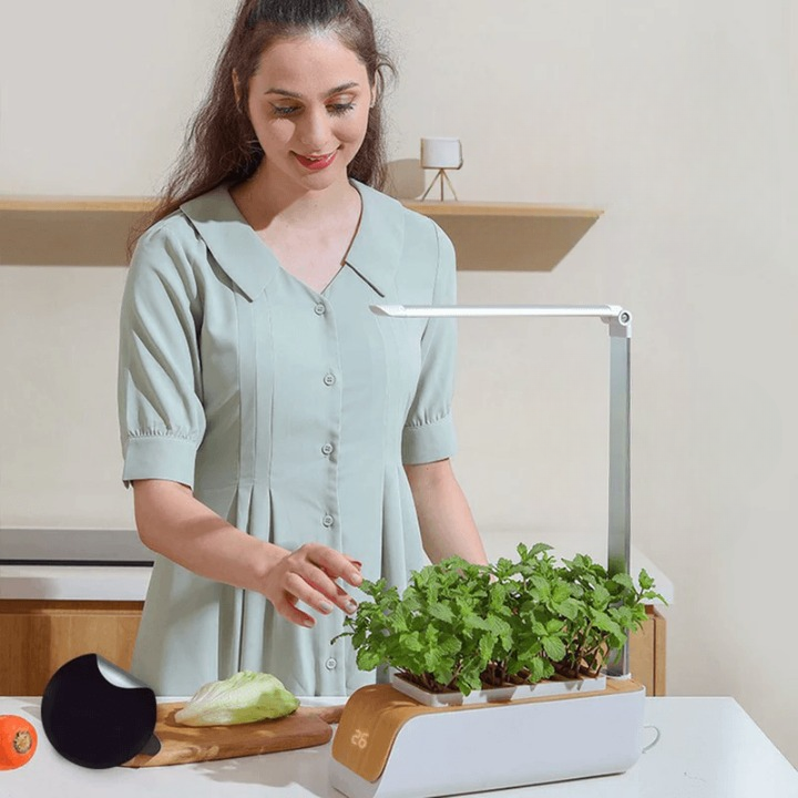 Intelligent Hydroponic Light Planter